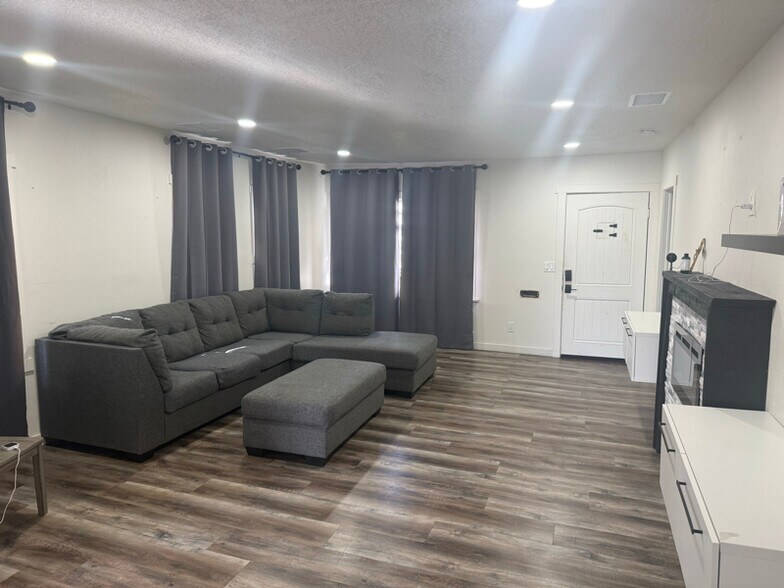 Building Photo - 1304 E 9th St