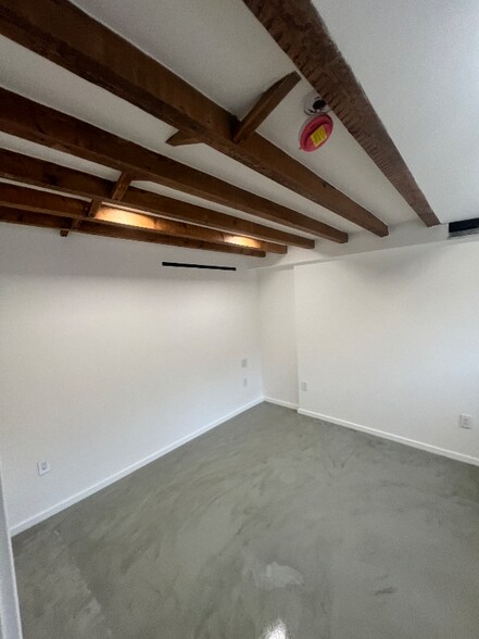 Building Photo - 68-33 64th Pl