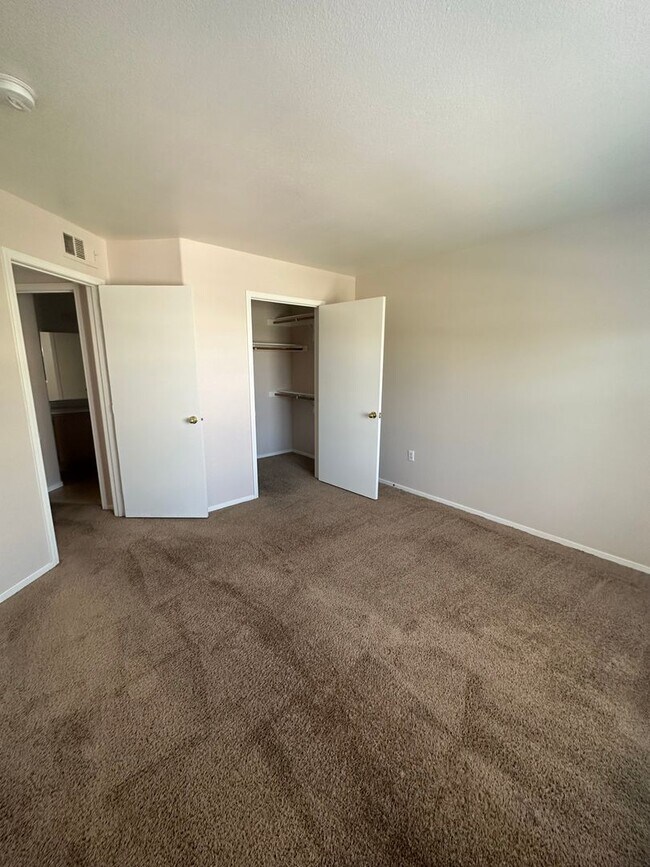 Building Photo - Cozy Condo with fireplace in living room.