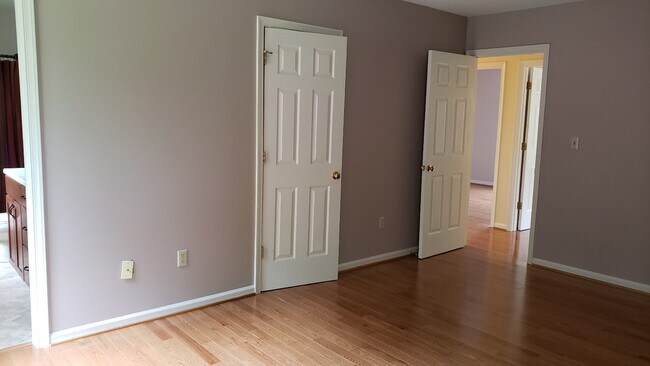 Building Photo - 1542 Surry Hill Ct