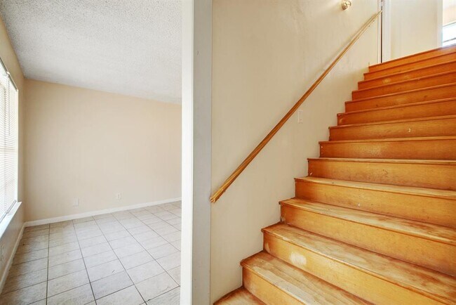 Building Photo - 1202 Artesian Cir