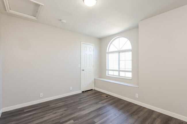 Building Photo - 5902 Woodview Dr