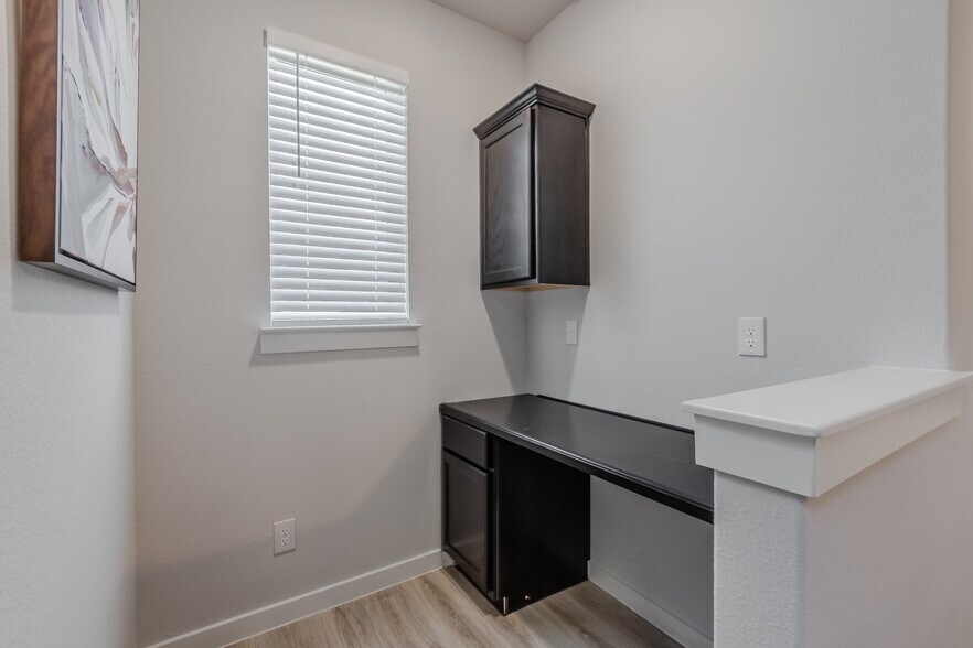 Building Photo - 2068 Buffalo Hill Dr