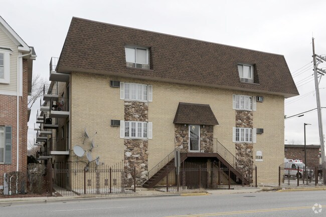 Building Photo - 1128 Des Plaines Ave