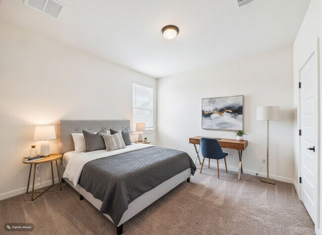 Building Photo - Great Townhouse with private yard