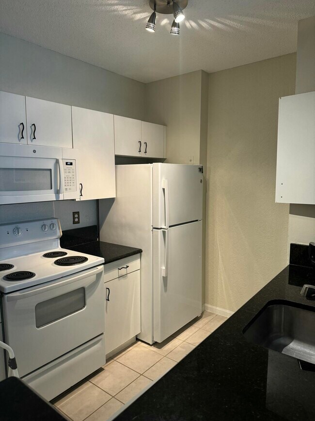 Building Photo - 630 S Sapodilla Ave