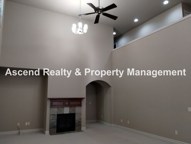 Building Photo - Elegant & Spacious 4 Bed & Bonus Home Buil...