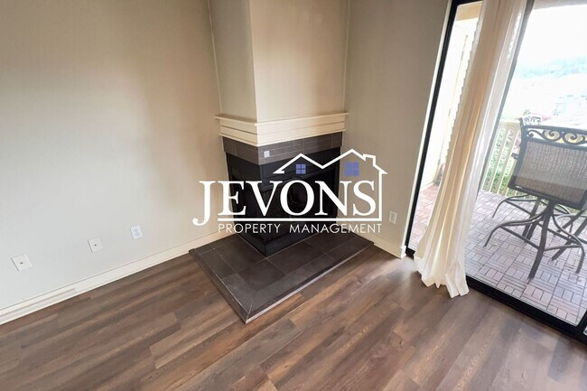 Building Photo - Available Now - 2BR/1.5BA Condo in Kirkland