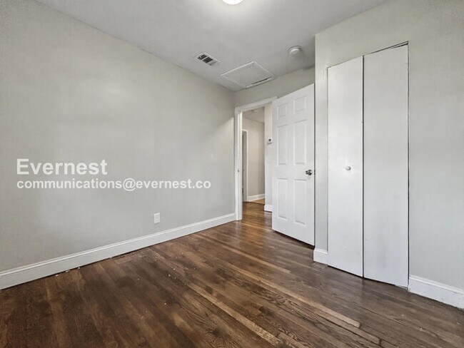 Building Photo - 3 Bed, 2 Bath Home with Carport / Pet-Friendly /Available Now!