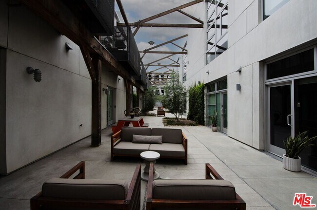Building Photo - 527 Molino St