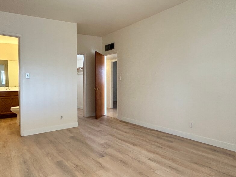 Building Photo - 2219 N 73rd Pl