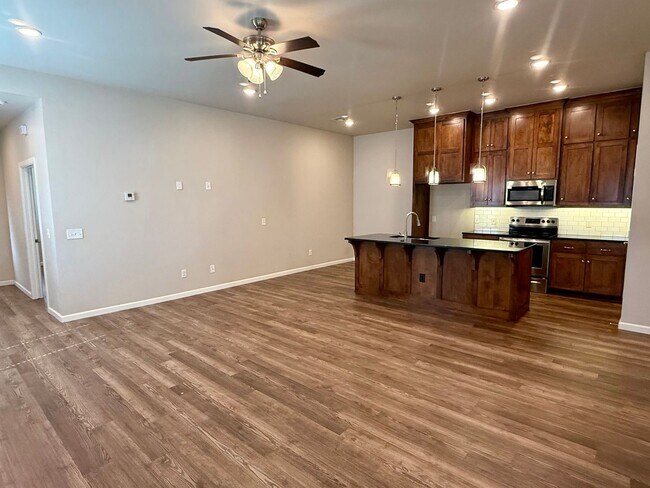 Building Photo - Large 3 Bed, 2 Bath in Beautifully Well-Maintained Neighborhood