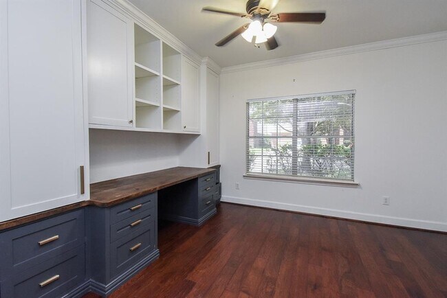 Building Photo - 16915 Locust Springs Dr