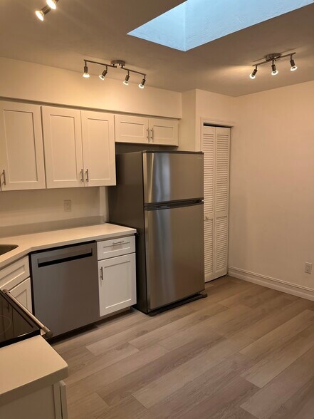 Building Photo - 6180 Olympic Ct