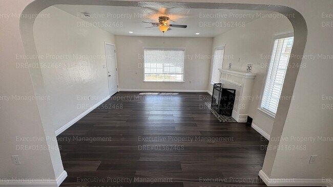 Building Photo - 2 bedroom 1 bathroom house located in the 93307 zipcode near E Brundage Ln/ Madison St