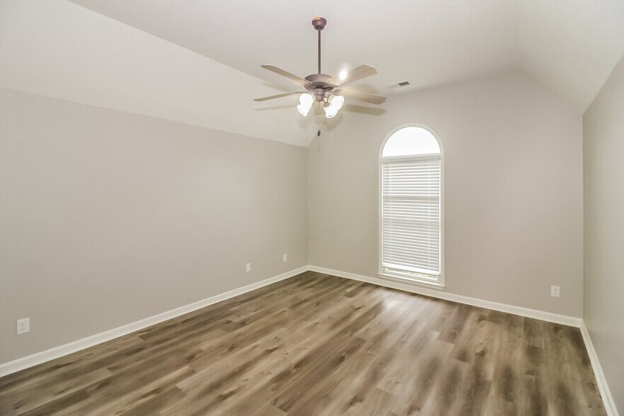 Building Photo - 10221 Green Moss Dr N