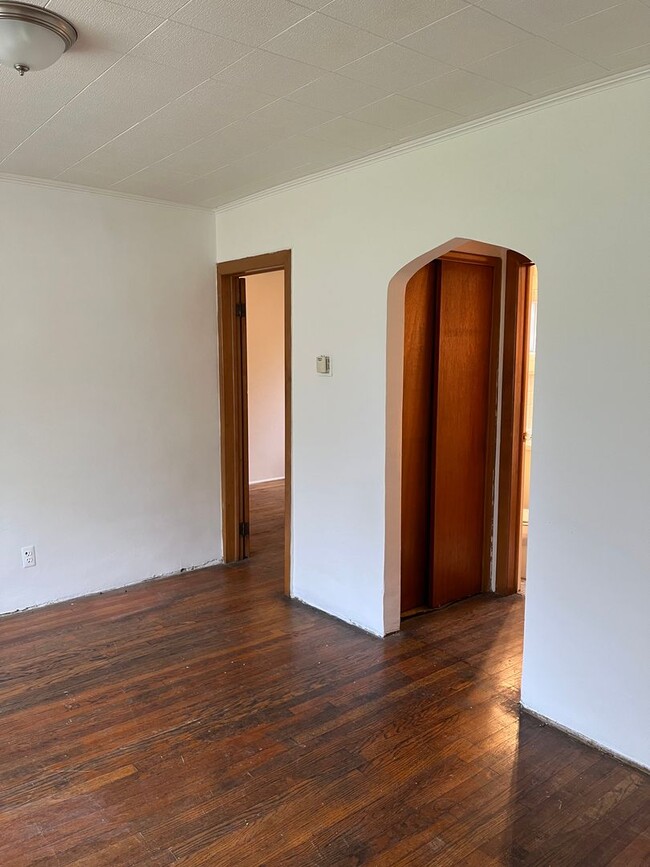 Building Photo - 3 bedroom - 1 bath  $1095/month