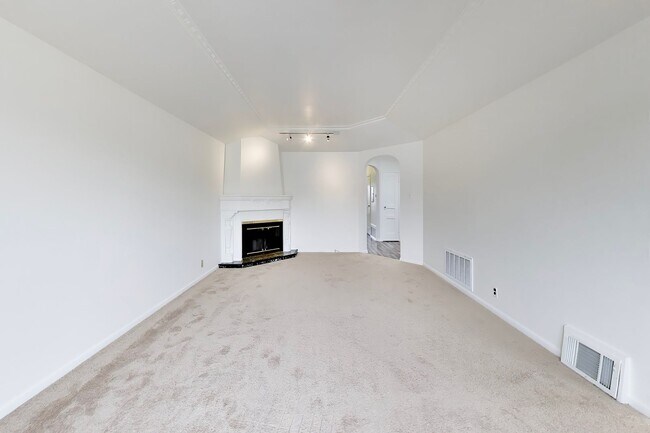 Building Photo - Bright Corner Home with Family Room, Yard & Laundry in Prime Sunset Location!