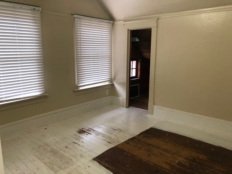 Building Photo - 400 NE Oak St