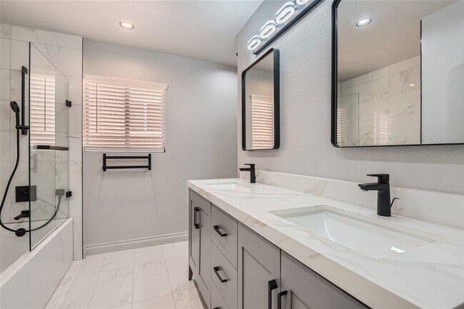 Building Photo - HUGE 5 Bedroom Home In Desert Shores with ...