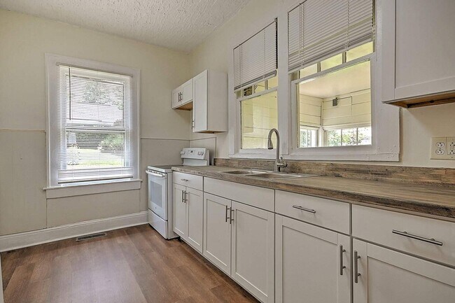 Building Photo - Modernized Historic 2 Bedroom 1 Bath Home ...