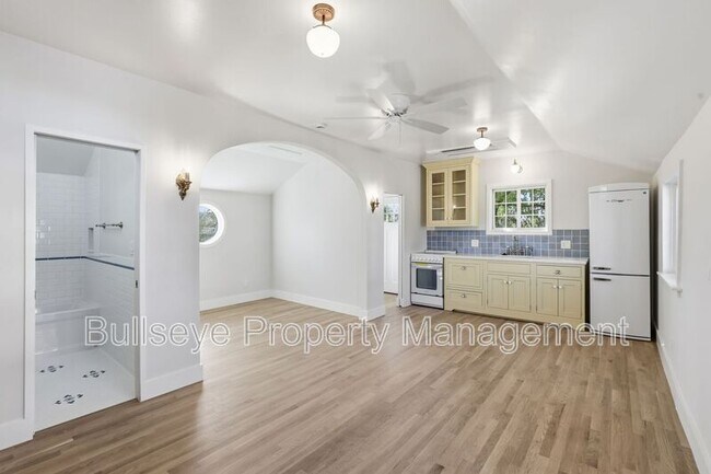 Building Photo - 525 W Lynwood St