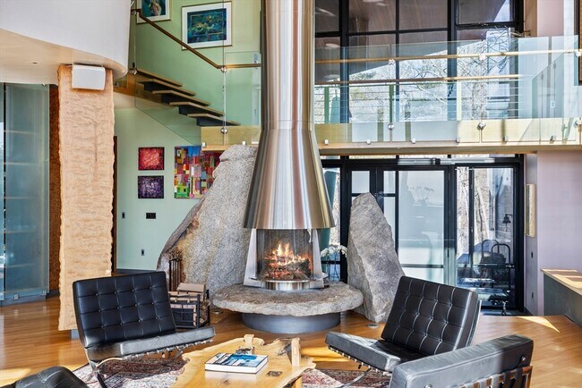 Building Photo - 370 Summer St