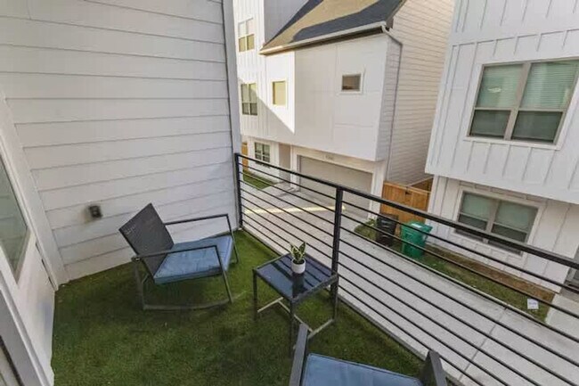 Building Photo - 6740 Peerless St