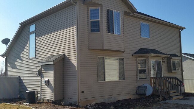 Building Photo - 6 Bedroom, 3.5 Bathroom Single Family Home in Layton Available June 1st!