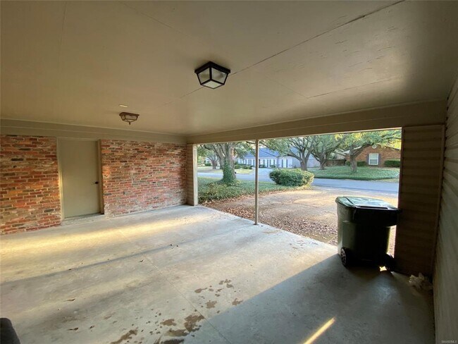 Building Photo - 2439 Hermitage Dr