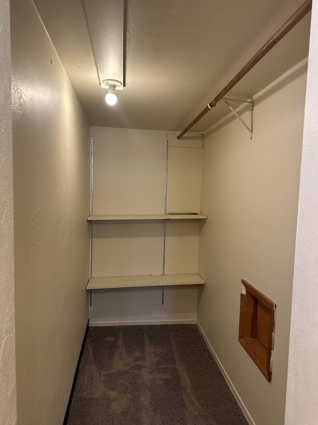 Building Photo - Large 4 bedroom 2 bath house in a great ne...