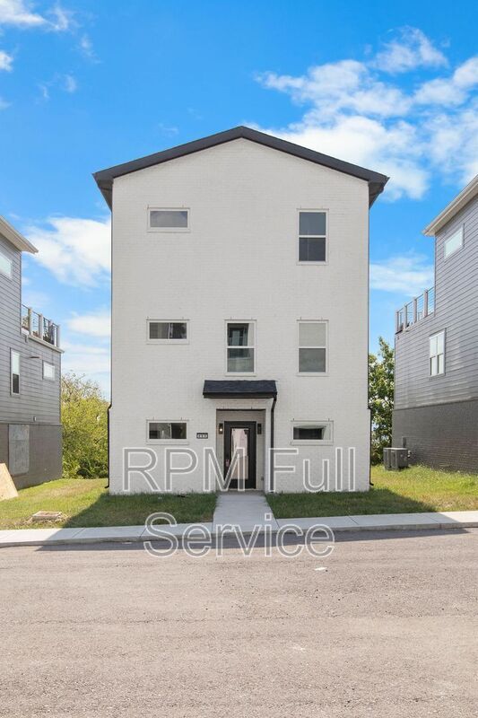 Building Photo - 1241 N Avondale Cir