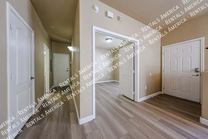 Building Photo - 2401 E Rio Salado Pkwy