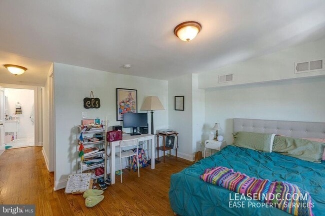 Building Photo - 604 Harvard St NW