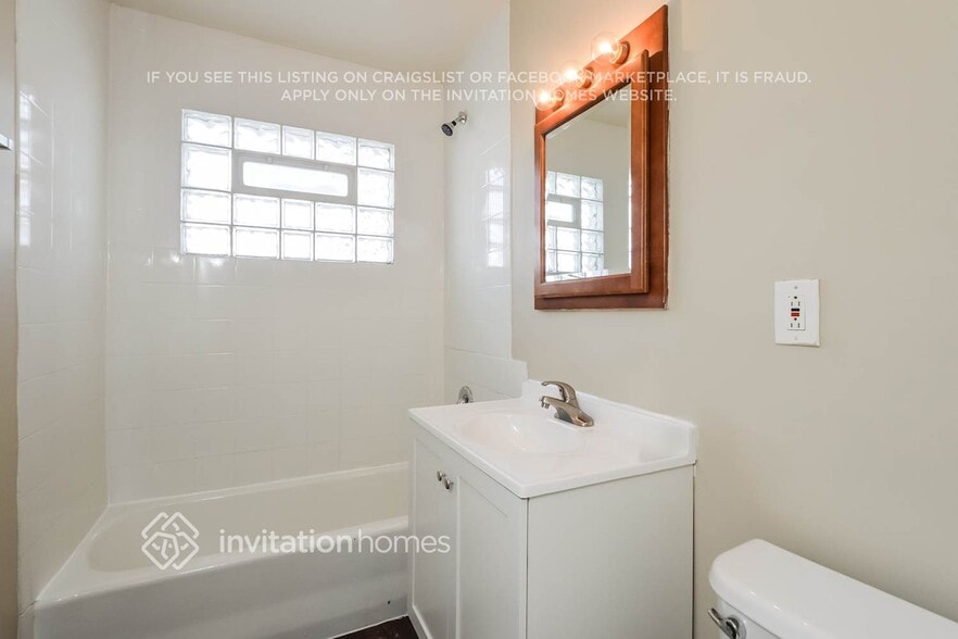 Building Photo - 724 W James St