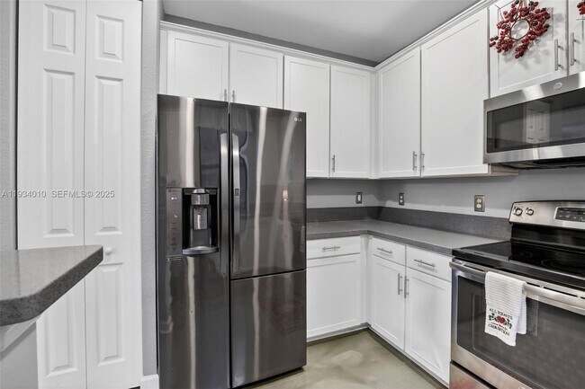 Building Photo - 12140 Village Pl