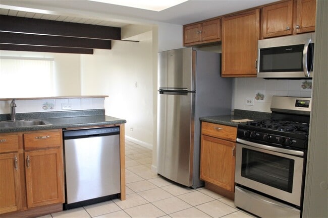 Building Photo - 440 Meadow Green Ln