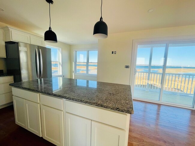 Building Photo - 6 Cross Beach Rd