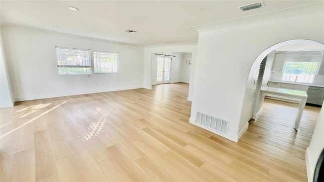 Building Photo - 1801 Beach Dr NE