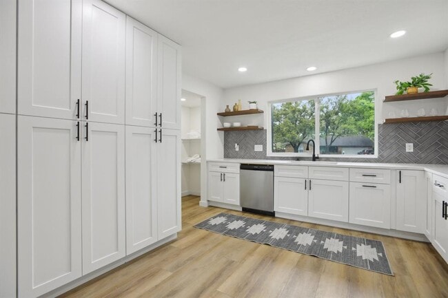 Building Photo - 2104 Malvern Hill Dr