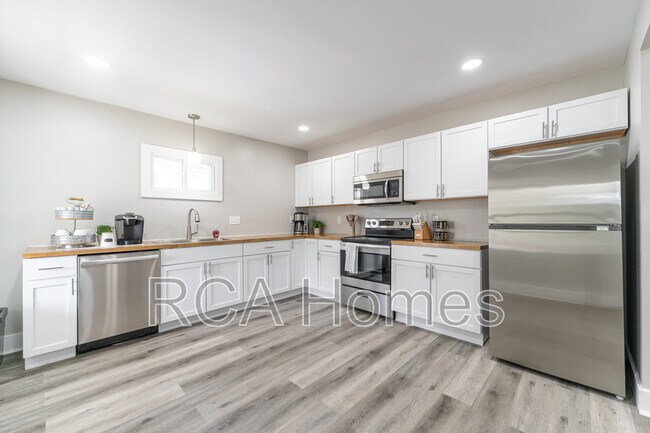 Primary Photo - 537 N Sheffield Ave