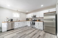 Building Photo - 537 N Sheffield Ave