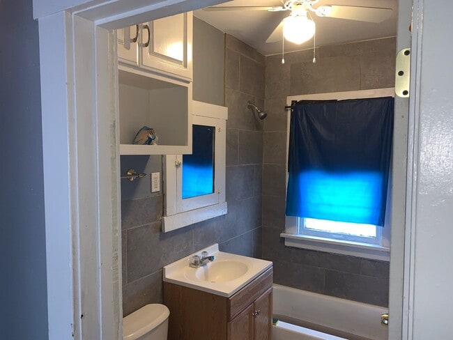 Building Photo - 124 Burbank Ave W