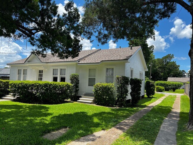 Building Photo - 119 St Julien Ave