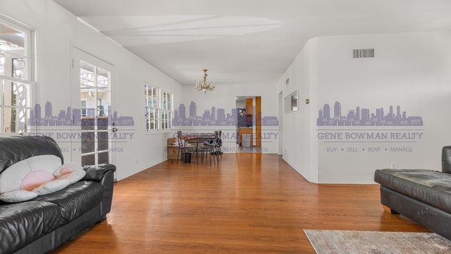 Building Photo - Dorothy