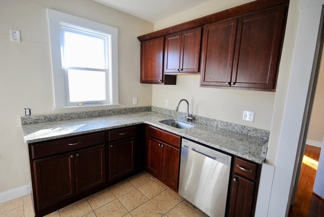 Building Photo - 139 E Cottage St