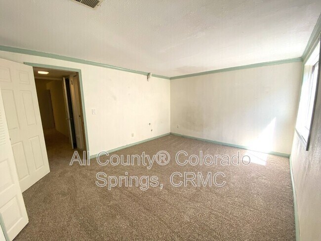 Building Photo - 218 W Rockrimmon Blvd