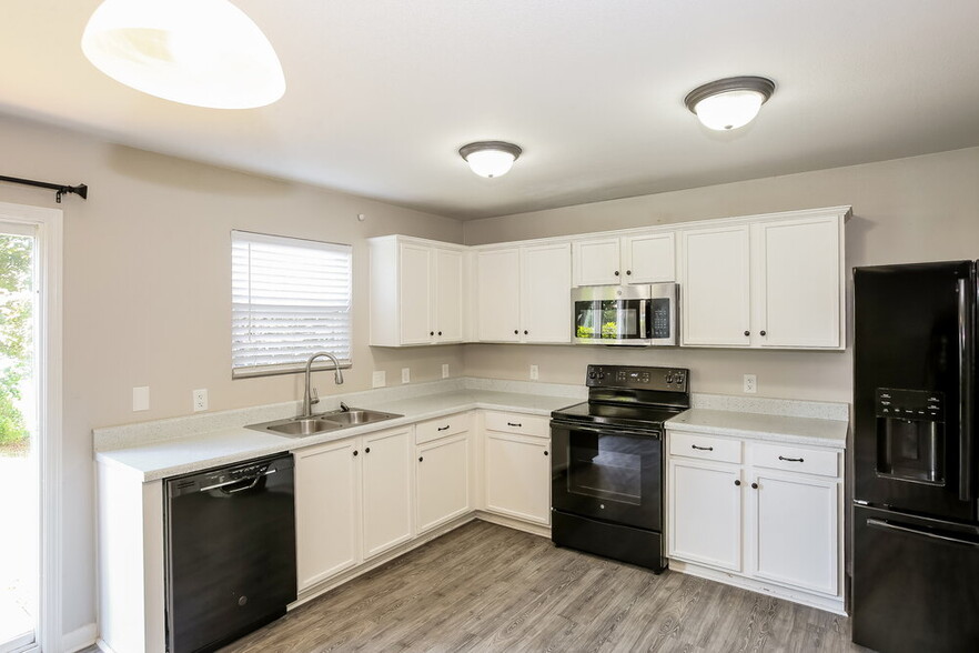 Building Photo - 8817 Oak Dr