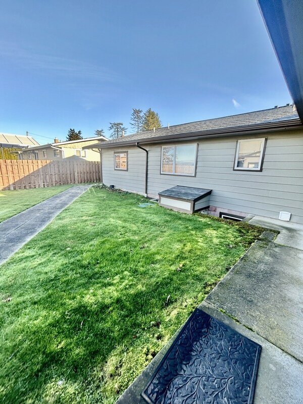 Building Photo - 606 Mead Ave