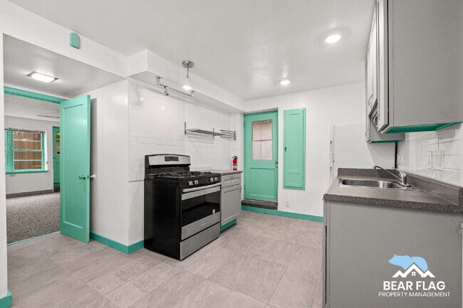 Building Photo - For Rent – 1 Bedroom Back Unit in Mid-Town...